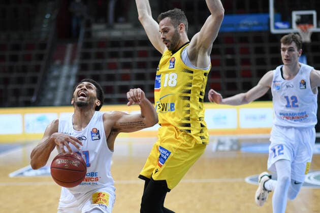 Quinton Hooker (Syntainics MBC) im Zweikampf mit Jordan Hulls (MHP Riesen Ludwigsburg), GER, MHP Riesen Ludwigsburg vs. Syntainics MBC Weißenfels, 01.04.2021, 29. Spieltag easycredit Basketball Bundesliga, Spielzeit 2020 2021. GER, MHP Riesen Ludwigsburg vs. Syntainics MBC Weißenfels, 01.04.2021, 29. Spieltag easycredit Basketball Bundesliga, Spielzeit 2020 2021 Ludwigsburg Copyright: xEibnerxPressefoto MichaelxMemmlerx EP_MMR