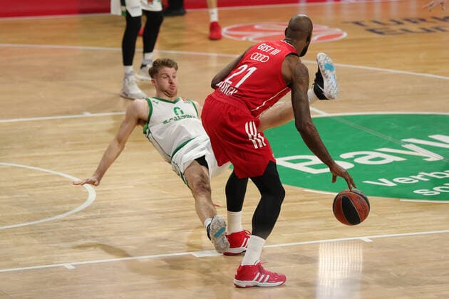 James Gist (Muenchen) bringt Thomas Walkup (Kaunas) zu Fall GER, FC Bayern Basketball vs. Zalgiris Kaunas, Basketball, Euroleague, Saison 2020 2021, 01.04.2021, GER, FC Bayern Basketball vs. Zalgiris Kaunas, Basketball, Euroleague, Saison 2020 2021, 01.04.2021, Muenchen Copyright: xEIBNER MarcelxEngelbrechtx EP_EER