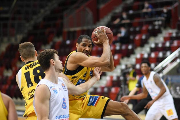 Tremmell Darden (MHP Riesen Ludwigsburg) im Zweikampf mit Marko Krstanovic (Syntainics MBC), GER, MHP Riesen Ludwigsburg vs. Syntainics MBC Weißenfels, 01.04.2021, 29. Spieltag easycredit Basketball Bundesliga, Spielzeit 2020 2021. GER, MHP Riesen Ludwigsburg vs. Syntainics MBC Weißenfels, 01.04.2021, 29. Spieltag easycredit Basketball Bundesliga, Spielzeit 2020 2021 Ludwigsburg Copyright: xEibnerxPressefoto MichaelxMemmlerx EP_MMR