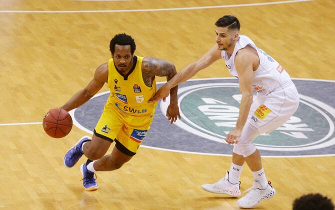 Ludwigsburg , Basketball easyCredit BBL Bundesliga , MHP RIESEN Ludwigsburg vs. SYNTAINICS MBC , von links: Barry Brown ( Riesen ) Roko Rogic ( MBC )