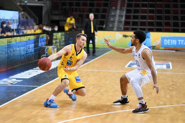 Jordan Hulls (MHP Riesen Ludwigsburg) im Zweikampf mit Quinton Hooker (Syntainics MBC), GER, MHP Riesen Ludwigsburg vs. Syntainics MBC Weißenfels, 01.04.2021, 29. Spieltag easycredit Basketball Bundesliga, Spielzeit 2020 2021. GER, MHP Riesen Ludwigsburg vs. Syntainics MBC Weißenfels, 01.04.2021, 29. Spieltag easycredit Basketball Bundesliga, Spielzeit 2020 2021 Ludwigsburg Copyright: xEibnerxPressefoto MichaelxMemmlerx EP_MMR
