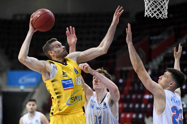 Jonas Wohlfarth-Bottermann (MHP Riesen Ludwigsburg) im Zweikampf mit Philipp Hartwich (Syntainics MBC). GER, MHP Riesen Ludwigsburg vs. Syntainics MBC Weißenfels, 01.04.2021, 29. Spieltag easycredit Basketball Bundesliga, Spielzeit 2020 2021. GER, MHP Riesen Ludwigsburg vs. Syntainics MBC Weißenfels, 01.04.2021, 29. Spieltag easycredit Basketball Bundesliga, Spielzeit 2020 2021 Ludwigsburg Copyright: xEibnerxPressefoto MichaelxMemmlerx EP_MMR