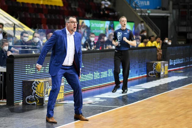 Silvano Poropat (Syntainics MBC, Headcoach) ist unzufrieden mit dem Spielverlauf und gibt Anweisungen, GER, MHP Riesen Ludwigsburg vs. Syntainics MBC Weißenfels, 01.04.2021, 29. Spieltag easycredit Basketball Bundesliga, Spielzeit 2020 2021. GER, MHP Riesen Ludwigsburg vs. Syntainics MBC Weißenfels, 01.04.2021, 29. Spieltag easycredit Basketball Bundesliga, Spielzeit 2020 2021 Ludwigsburg Copyright: xEibnerxPressefoto MichaelxMemmlerx EP_MMR