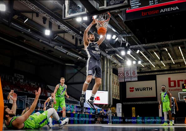 rechts David Kravish (Brose Bamberg, 45) links 22 Stefano Gentile (Dinamo Banco di Sardegna Sassari) Basketball Champions League 2020 21, Playoof Spieltag 5, Brose Bamberg - Dinamo Sassari 01.04.2021, Bamberg, Brose Arena Foto: Daniel Löb - Copyright: DanielxLöb