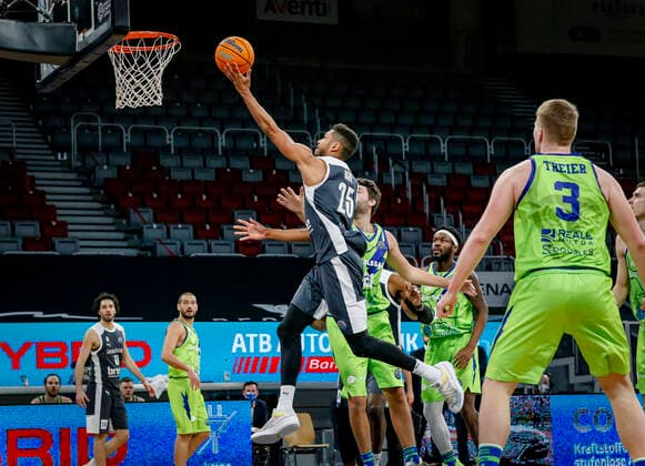 MItte Kenneth Ogbe (Brose Bamberg, 25) Basketball Champions League 2020 21, Playoof Spieltag 5, Brose Bamberg - Dinamo Sassari 01.04.2021, Bamberg, Brose Arena Foto: Daniel Löb - Copyright: DanielxLöb