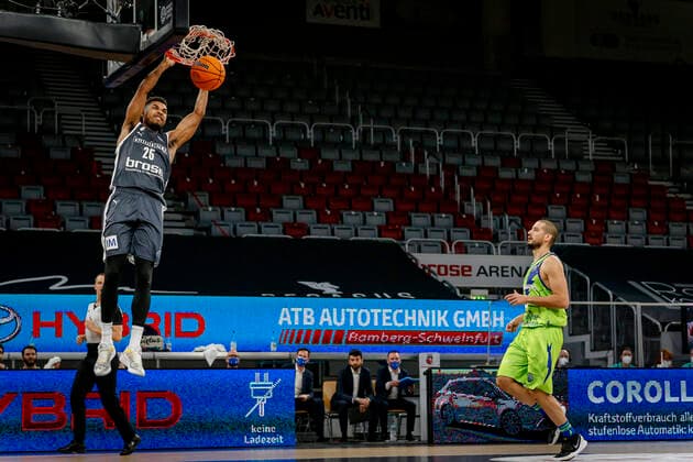 links Kenneth Ogbe (Brose Bamberg, 25) rechts 05 Masimo Chessa (Dinamo Banco di Sardegna Sassari) Basketball Champions League 2020 21, Playoof Spieltag 5, Brose Bamberg - Dinamo Sassari 01.04.2021, Bamberg, Brose Arena Foto: Daniel Löb - Copyright: DanielxLöb