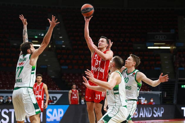 31 Zan Mark Sisko (FCBB) rot, gegen 77 Joffrey Lauvergne, 40 Marius Grigonis (Zalgiris Kaunas) Basketball, EuroLeague, FC Bayern München vs. Zalgiris Kaunas im Audi Dome am 01.04.2021 FOTO: Mladen Lackovic LakoPress