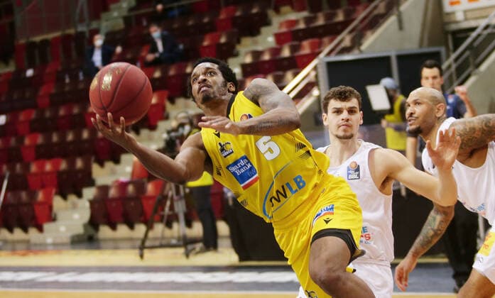 Ludwigsburg , Basketball easyCredit BBL Bundesliga , MHP RIESEN Ludwigsburg vs. SYNTAINICS MBC , von links: Barry Brown ( Riesen ) Marko Krstanovic ( MBC )