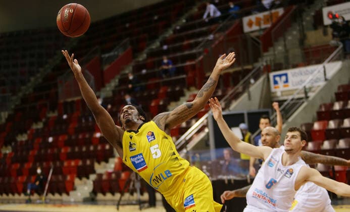 Ludwigsburg , Basketball easyCredit BBL Bundesliga , MHP RIESEN Ludwigsburg vs. SYNTAINICS MBC , von links: Barry Brown ( Riesen ) Marko Krstanovic ( MBC )