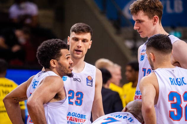 Quinton Hooker (SYNTAINICS MBC 21) ; Michal Michalak (SYNTAINICS MBC 23) ; Philipp Hartwich (SYNTAINICS MBC 12) ; 1. Basketball Bundesliga easyCredit BBL: MHP RIESEN Ludwigsburg - SYNTAINICS MBC am 01.04.2021 in Ludwigsburg (MHPArena), Baden-Wuerttemberg, Deutschland Ludwigsburg. 01.04.21 Basketball , 01.04.2021, Ludwigsburg (Deutschland)