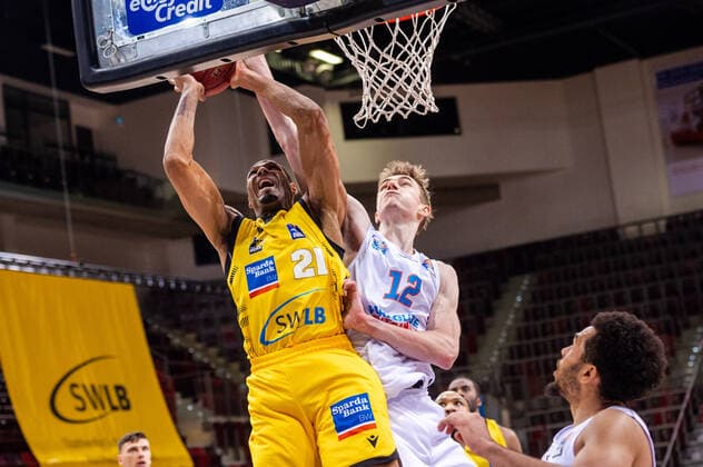 Tremmell Darden (MHP RIESEN Ludwigsburg 20) ; Philipp Hartwich (SYNTAINICS MBC 12) ; 1. Basketball Bundesliga easyCredit BBL: MHP RIESEN Ludwigsburg - SYNTAINICS MBC am 01.04.2021 in Ludwigsburg (MHPArena), Baden-Wuerttemberg, Deutschland Ludwigsburg. 01.04.21 Basketball , 01.04.2021, Ludwigsburg (Deutschland)