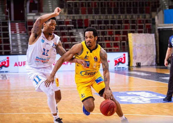 Barry Brown Jr. (MHP RIESEN Ludwigsburg 5) ; Kyndahl Hill (SYNTAINICS MBC 11) ; 1. Basketball Bundesliga easyCredit BBL: MHP RIESEN Ludwigsburg - SYNTAINICS MBC am 01.04.2021 in Ludwigsburg (MHPArena), Baden-Wuerttemberg, Deutschland Ludwigsburg. 01.04.21 Basketball , 01.04.2021, Ludwigsburg (Deutschland)