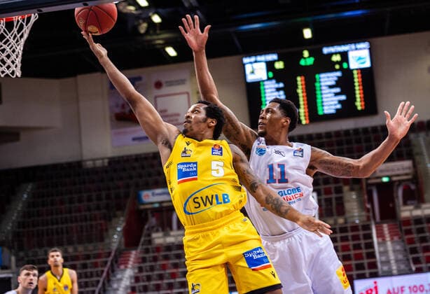 Barry Brown Jr. (MHP RIESEN Ludwigsburg 5) ; Kyndahl Hill (SYNTAINICS MBC 11) ; 1. Basketball Bundesliga easyCredit BBL: MHP RIESEN Ludwigsburg - SYNTAINICS MBC am 01.04.2021 in Ludwigsburg (MHPArena), Baden-Wuerttemberg, Deutschland Ludwigsburg. 01.04.21 Basketball , 01.04.2021, Ludwigsburg (Deutschland)