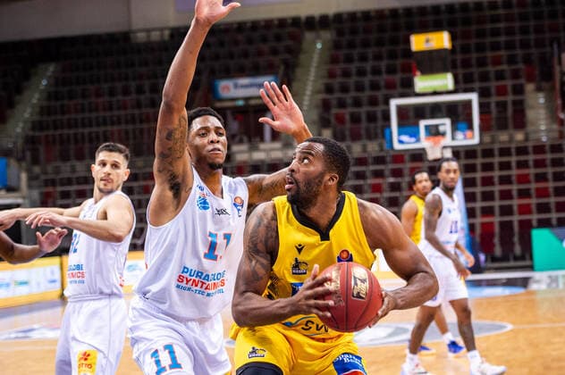 Jamel McLean (MHP RIESEN Ludwigsburg 7) ; Kyndahl Hill (SYNTAINICS MBC 11) ; 1. Basketball Bundesliga easyCredit BBL: MHP RIESEN Ludwigsburg - SYNTAINICS MBC am 01.04.2021 in Ludwigsburg (MHPArena), Baden-Wuerttemberg, Deutschland Ludwigsburg. 01.04.21 Basketball , 01.04.2021, Ludwigsburg (Deutschland)