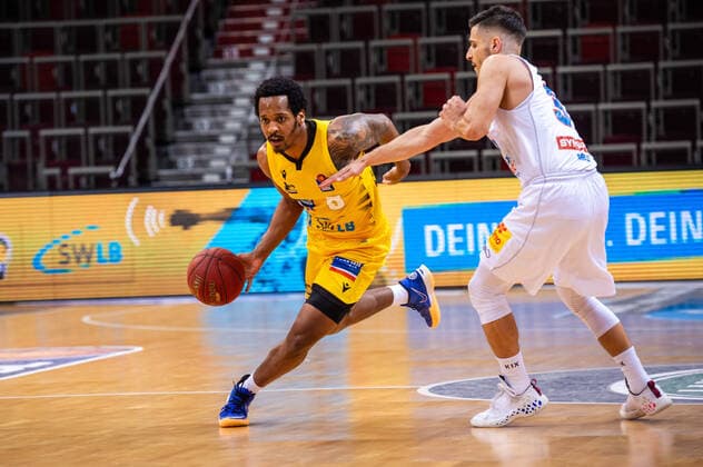 Barry Brown Jr. (MHP RIESEN Ludwigsburg 5) ; Roko Rogic (SYNTAINICS MBC 32) ; 1. Basketball Bundesliga easyCredit BBL: MHP RIESEN Ludwigsburg - SYNTAINICS MBC am 01.04.2021 in Ludwigsburg (MHPArena), Baden-Wuerttemberg, Deutschland Ludwigsburg. 01.04.21 Basketball , 01.04.2021, Ludwigsburg (Deutschland)
