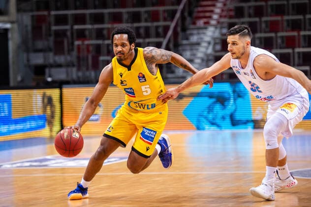 Barry Brown Jr. (MHP RIESEN Ludwigsburg 5) ; Roko Rogic (SYNTAINICS MBC 32) ; 1. Basketball Bundesliga easyCredit BBL: MHP RIESEN Ludwigsburg - SYNTAINICS MBC am 01.04.2021 in Ludwigsburg (MHPArena), Baden-Wuerttemberg, Deutschland Ludwigsburg. 01.04.21 Basketball , 01.04.2021, Ludwigsburg (Deutschland)