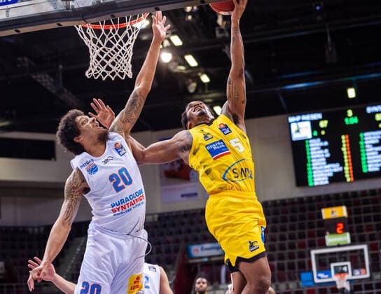 Barry Brown Jr. (MHP RIESEN Ludwigsburg 5) ; Deron Washington (SYNTAINICS MBC 20) ; ; 1. Basketball Bundesliga easyCredit BBL: MHP RIESEN Ludwigsburg - SYNTAINICS MBC am 01.04.2021 in Ludwigsburg (MHPArena), Baden-Wuerttemberg, Deutschland Ludwigsburg. 01.04.21 Basketball , 01.04.2021, Ludwigsburg (Deutschland)