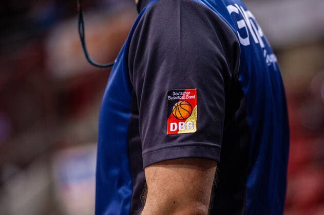 Feature: Schiedrichter Trikot DBB Logo Deutscher Basketball Bund 1. Basketball Bundesliga easyCredit BBL: MHP RIESEN Ludwigsburg - SYNTAINICS MBC am 01.04.2021 in Ludwigsburg (MHPArena), Baden-Wuerttemberg, Deutschland Ludwigsburg. 01.04.21 Basketball , 01.04.2021, Ludwigsburg (Deutschland)