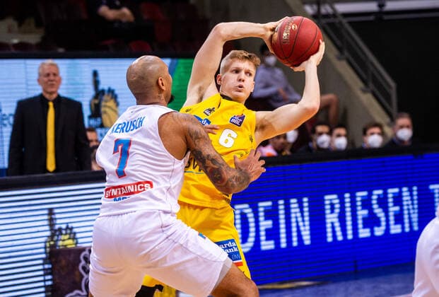 Johannes Patrick (MHP RIESEN Ludwigsburg 6) ; ; Sergio Kerusch (SYNTAINICS MBC 7) ; 1. Basketball Bundesliga easyCredit BBL: MHP RIESEN Ludwigsburg - SYNTAINICS MBC am 01.04.2021 in Ludwigsburg (MHPArena), Baden-Wuerttemberg, Deutschland Ludwigsburg. 01.04.21 Basketball , 01.04.2021, Ludwigsburg (Deutschland)