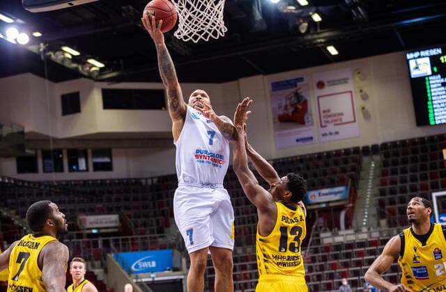 Sergio Kerusch (SYNTAINICS MBC 7) ; Yorman Polas Bartolo (MHP RIESEN Ludwigsburg 13) ; 1. Basketball Bundesliga easyCredit BBL: MHP RIESEN Ludwigsburg - SYNTAINICS MBC am 01.04.2021 in Ludwigsburg (MHPArena), Baden-Wuerttemberg, Deutschland Ludwigsburg. 01.04.21 Basketball , 01.04.2021, Ludwigsburg (Deutschland)