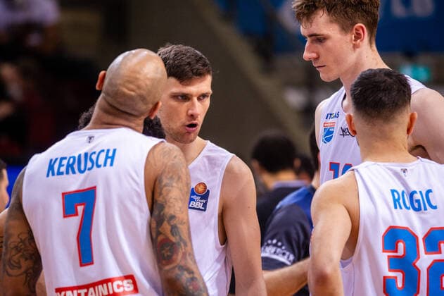 Sergio Kerusch (SYNTAINICS MBC 7) ; ; Michal Michalak (SYNTAINICS MBC 23) ; Philipp Hartwich (SYNTAINICS MBC 12) ; 1. Basketball Bundesliga easyCredit BBL: MHP RIESEN Ludwigsburg - SYNTAINICS MBC am 01.04.2021 in Ludwigsburg (MHPArena), Baden-Wuerttemberg, Deutschland Ludwigsburg. 01.04.21 Basketball , 01.04.2021, Ludwigsburg (Deutschland)