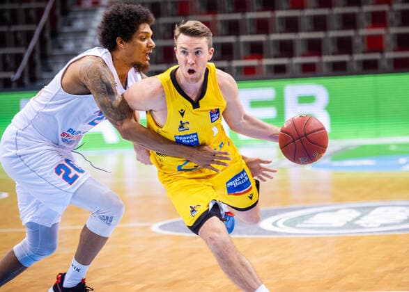 Jordan Hulls (MHP RIESEN Ludwigsburg 1) ; Deron Washington (SYNTAINICS MBC 20) ; 1. Basketball Bundesliga easyCredit BBL: MHP RIESEN Ludwigsburg - SYNTAINICS MBC am 01.04.2021 in Ludwigsburg (MHPArena), Baden-Wuerttemberg, Deutschland Ludwigsburg. 01.04.21 Basketball , 01.04.2021, Ludwigsburg (Deutschland)