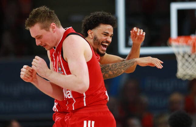 Leon Radosevic, li. und 0 Nick Weiler-Babb (FCBB) jubeln, Jubel, Begeisterung, Schlussjubel Basketball, EuroLeague, FC Bayern München vs. Zalgiris Kaunas im Audi Dome am 01.04.2021 FOTO: Mladen Lackovic LakoPress