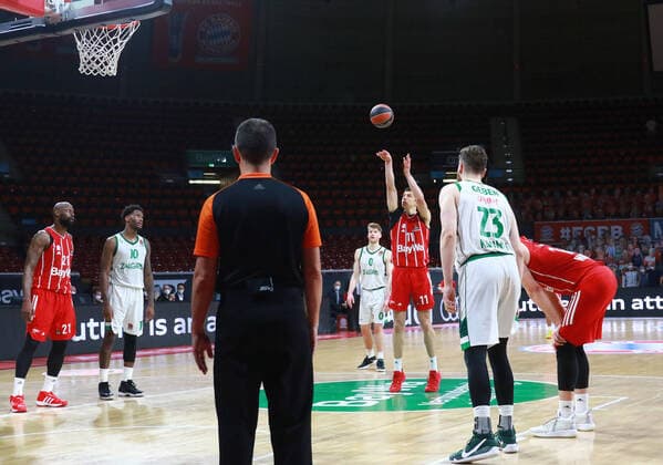 11 Vladimir Lucic (FCBB) rot, trifft per Freiwurf zum 71-70 Sieg. Endstand. Basketball, EuroLeague, FC Bayern München vs. Zalgiris Kaunas im Audi Dome am 01.04.2021 FOTO: Mladen Lackovic LakoPress