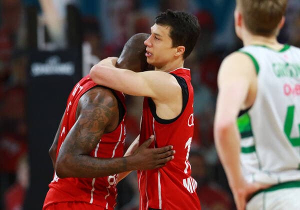 21 James Gist, 11 Vladimir Lucic (FCBB)jubeln, Jubel, Schlussjubel Basketball, EuroLeague, FC Bayern München vs. Zalgiris Kaunas im Audi Dome am 01.04.2021 FOTO: Mladen Lackovic LakoPress