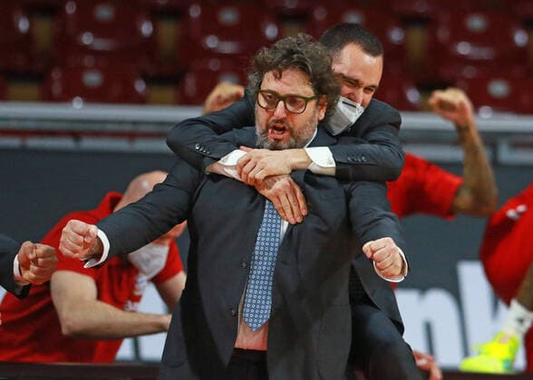 Trainer Andrea Trinchier und sein Assistent Adriano Vertemati (FCBB) bejubeln den 71-70 Sieg. Begeisterung, Jubel, jubeln, Basketball, EuroLeague, FC Bayern München vs. Zalgiris Kaunas im Audi Dome am 01.04.2021 FOTO: Mladen Lackovic LakoPress