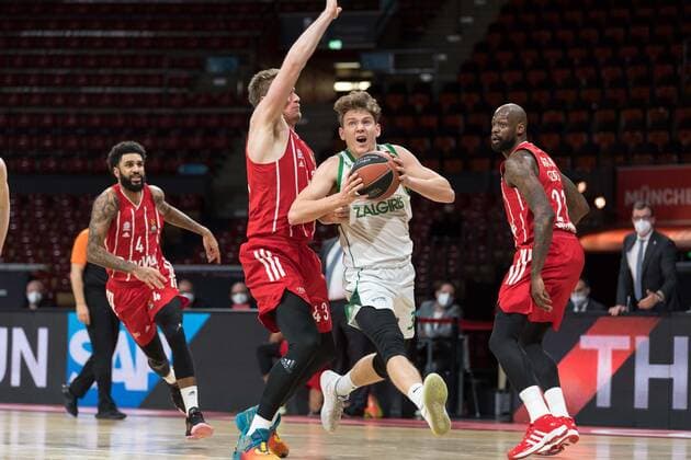 Basketball, Euroleague, day0}.04.2021, FC Bayern München - Zalgiris Kaunas. Im Bild Leon RADOSEVIC (FC Bayern München, 43) und Rokas JOKUBAITIS (Zalgiris Kaunas, 31). München Audi Dome Bayern Deutschland Copyright: Passion2Press.dex xMarkusxFischerx