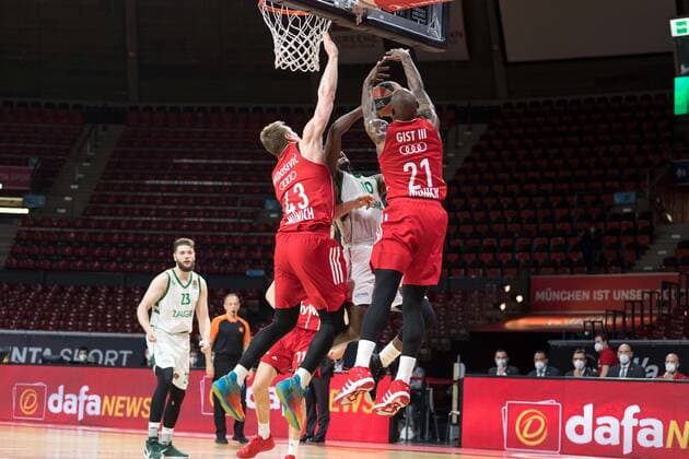 Basketball, Euroleague, day0}.04.2021, FC Bayern München - Zalgiris Kaunas. Im Bild Leon RADOSEVIC (FC Bayern München, 43) und James GIST III (FC Bayern München, 21) verteidigen Nigel HAYES (Zalgiris Kaunas, 10). München Audi Dome Bayern Deutschland Copyright: Passion2Press.dex xMarkusxFischerx