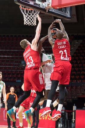 Basketball, Euroleague, day0}.04.2021, FC Bayern München - Zalgiris Kaunas. Im Bild Leon RADOSEVIC (FC Bayern München, 43) und James GIST III (FC Bayern München, 21) verteidigen Nigel HAYES (Zalgiris Kaunas, 10). München Audi Dome Bayern Deutschland Copyright: Passion2Press.dex xMarkusxFischerx