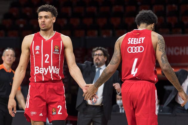 Basketball, Euroleague, day0}.04.2021, FC Bayern München - Zalgiris Kaunas. Im Bild Wade BALDWIN (FC Bayern München, 2) und Dennis Jerome SEELEY (FC Bayern München, 4) klatschen ab. München Audi Dome Bayern Deutschland Copyright: Passion2Press.dex xMarkusxFischerx