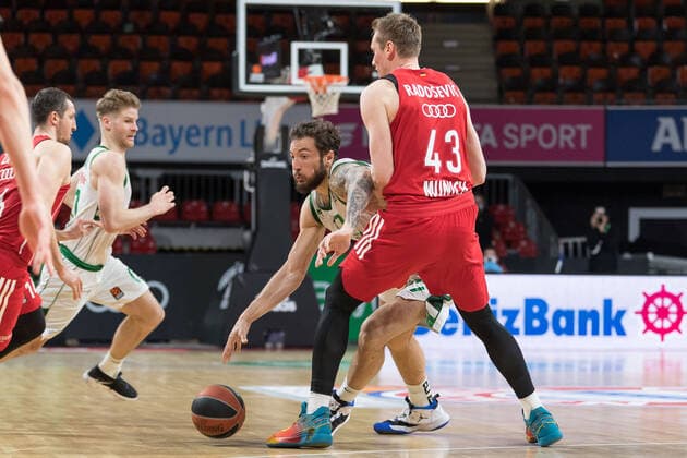 Basketball, Euroleague, day0}.04.2021, FC Bayern München - Zalgiris Kaunas. Im Bild Joffrey LAUVERGNE (Zalgiris Kaunas, 77) und Leon RADOSEVIC (FC Bayern München, 43). München Audi Dome Bayern Deutschland Copyright: Passion2Press.dex xMarkusxFischerx