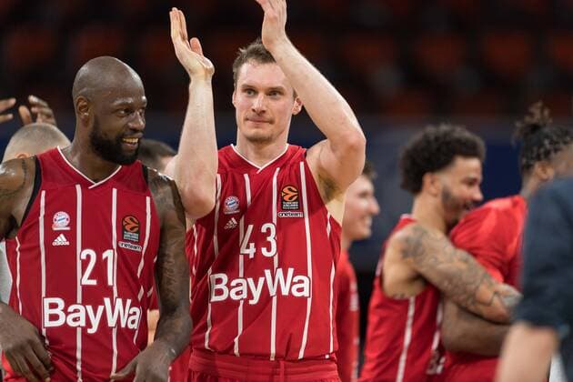 Basketball, Euroleague, day0}.04.2021, FC Bayern München - Zalgiris Kaunas. Im Bild James GIST III (FC Bayern München, 21) und Leon RADOSEVIC (FC Bayern München, 43) bejubeln Sieg und Einzug in Playoffs. München Audi Dome Bayern Deutschland Copyright: Passion2Press.dex xMarkusxFischerx
