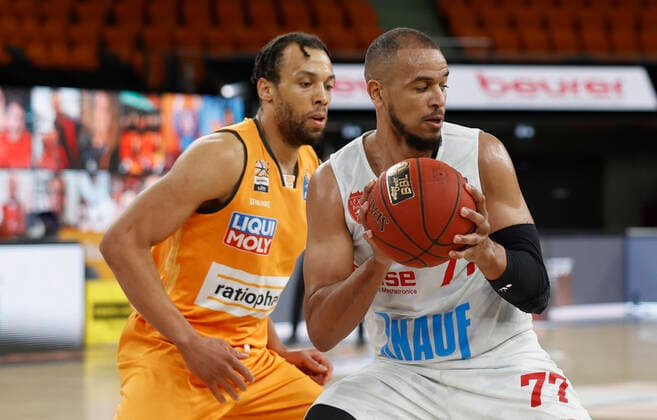 01.04.2021, Basketball, BBL 2020 2021, 29. Spieltag, ratiopharm ulm - s.Oliver Wuerzburg, GER, Neu-Ulm, ratiopharm arena, Bild v. li.: Demitrius Conger (ratiopharm ulm) und Alex King (s.Oliver Wuerzburg) Copyright: HMBxMedia xHeikoxBecker