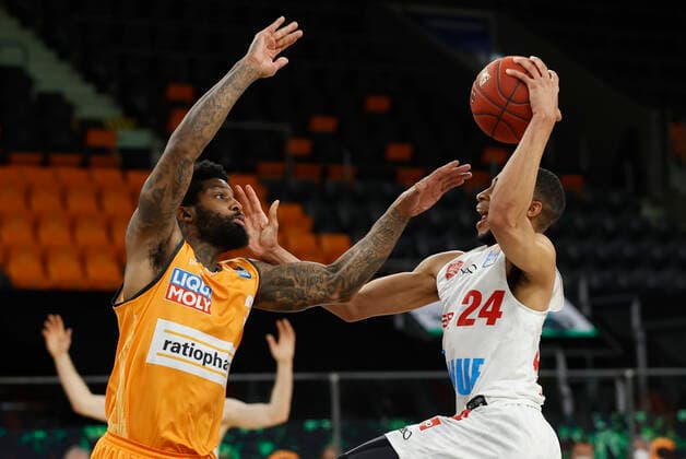 01.04.2021, Basketball, BBL 2020 2021, 29. Spieltag, ratiopharm ulm - s.Oliver Wuerzburg, GER, Neu-Ulm, ratiopharm arena, Bild v. li.: Cameron Clark (ratiopharm ulm) und Cameron Hunt (s.Oliver Wuerzburg) Copyright: HMBxMedia xHeikoxBecker