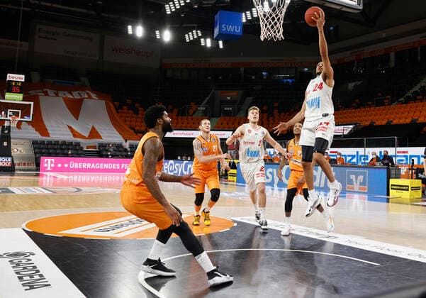 01.04.2021, Basketball, BBL 2020 2021, 29. Spieltag, ratiopharm ulm - s.Oliver Wuerzburg, GER, Neu-Ulm, ratiopharm arena, Bild v. li.: Cameron Clark (ratiopharm ulm), Dylan Osetkowski (ratiopharm ulm), Jonas Weitzel (s.Oliver Wuerzburg), Troy Caupain (ratiopharm ulm) und Cameron Hunt (s.Oliver Wuerzburg) Copyright: HMBxMedia xHeikoxBecker