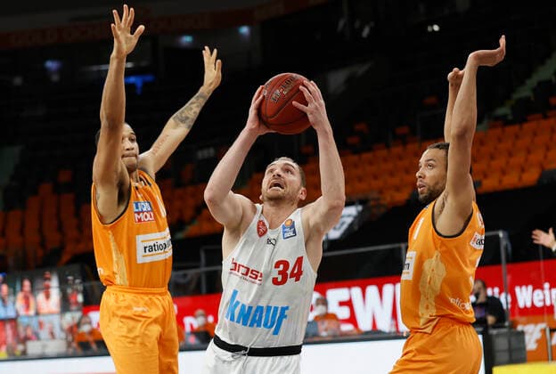 01.04.2021, Basketball, BBL 2020 2021, 29. Spieltag, ratiopharm ulm - s.Oliver Wuerzburg, GER, Neu-Ulm, ratiopharm arena, Bild v. li.: Isaiah Wilkins (ratiopharm ulm), Felix Hoffmann (s.Oliver Wuerzburg) und Demitrius Conger (ratiopharm ulm) Copyright: HMBxMedia xHeikoxBecker