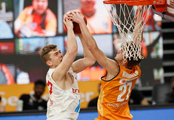 01.04.2021, Basketball, BBL 2020 2021, 29. Spieltag, ratiopharm ulm - s.Oliver Wuerzburg, GER, Neu-Ulm, ratiopharm arena, Bild v. li.: Jonas Weitzel (s.Oliver Wuerzburg) und Moritz Krimmer (ratiopharm ulm) Copyright: HMBxMedia xHeikoxBecker