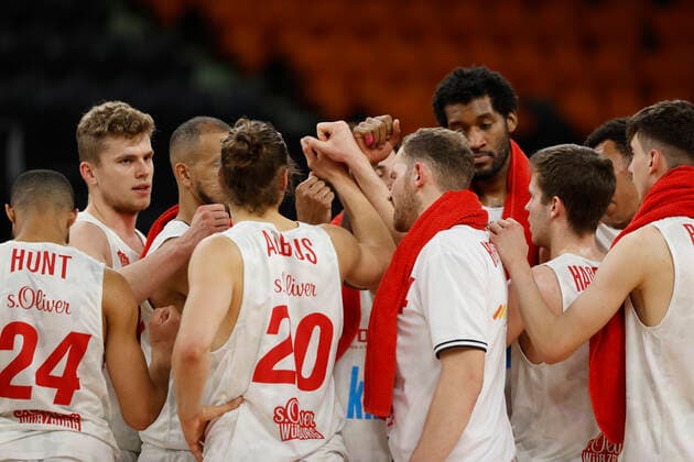 01.04.2021, Basketball, BBL 2020 2021, 29. Spieltag, ratiopharm ulm - s.Oliver Wuerzburg, GER, Neu-Ulm, ratiopharm arena, Bild v. li.: Mannschaftskreis Copyright: HMBxMedia xHeikoxBecker