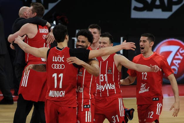 01.04.2021, EuroLeague, FC Bayern Basketball vs Kaunas, Basketball, Audi Dome Muenchen, im Bild: Leon Radosevic (FCB Basketball), Vladimir Lucic (FCB Basketball), Nick Weiler-Babi (FCB Basketball), David Kraemer (FCB Basketball), Zan Mark Sisko (FCB Basketball), und Diego Flaccadori (FCB Basketball) feiern
