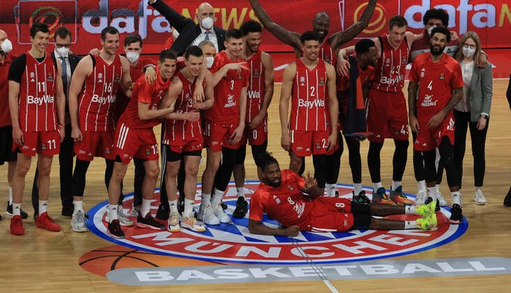01.04.2021, EuroLeague, FC Bayern Basketball vs Kaunas, Basketball, Audi Dome Muenchen, im Bild: FCB Basket mit Sieger Pose