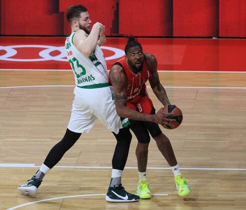 01.04.2021, EuroLeague, FC Bayern Basketball vs Kaunas, Basketball, Audi Dome Muenchen, im Bild: Paulius Jankunas (Kaunas) vs Jalen Reynolds (FCB Basketball)