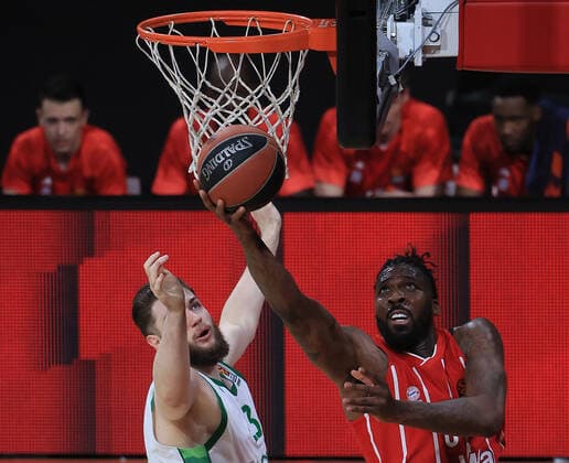 01.04.2021, EuroLeague, FC Bayern Basketball vs Kaunas, Basketball, Audi Dome Muenchen, im Bild: Paulius Jankunas (Kaunas) vs Jalen Reynolds (FCB Basketball)