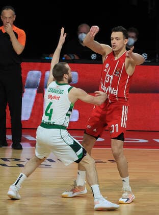 01.04.2021, EuroLeague, FC Bayern Basketball vs Kaunas, Basketball, Audi Dome Muenchen, im Bild: Lukas Lekavicius (Kaunas) vs Zan Mark Sisko (FCB Basketball)