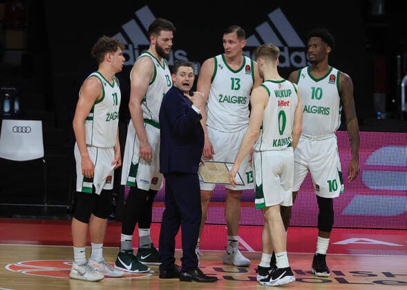 01.04.2021, EuroLeague, FC Bayern Basketball vs Kaunas, Basketball, Audi Dome Muenchen, im Bild: Marek Blazevic (Kaunas), Paulius Jankunas (Kaunas), Martin Schiller (Kaunas), Paulius Jankunas (Kaunas), Thomas Walkup (Kaunas) und Nigel Hayes (Kaunas)