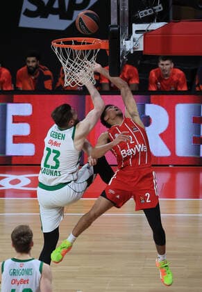 01.04.2021, EuroLeague, FC Bayern Basketball vs Kaunas, Basketball, Audi Dome Muenchen, im Bild: Martinas Geben (Kaunas) vs Wade Baldwin (FCB Basketball)