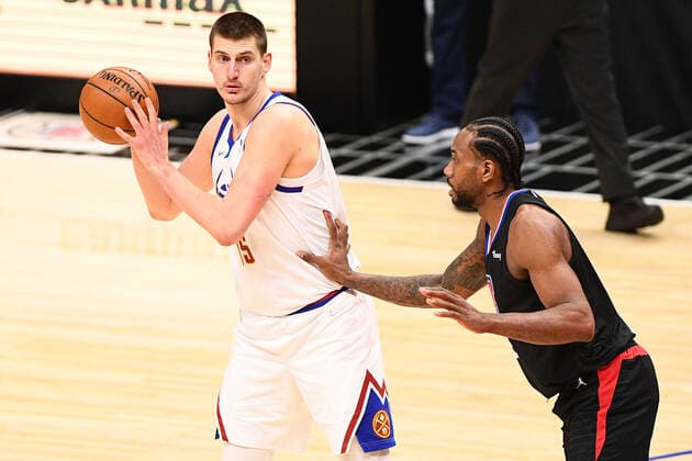LOS ANGELES, CA - APRIL 01: Denver Nuggets Forward Nikola Jokic (15) looks to make a pass guarded by Los Angeles Clippers Forward Kawhi Leonard (2) during a NBA, Basketball Herren, USA game between the Denver Nuggets and the Los Angeles Clippers on April 1, 2021 at STAPLES Center in Los Angeles, CA. The game was played without fans due to the COVID-19 pandemic. (Photo by Brian Rothmuller Icon Sportswire) NBA: APR 01 Nuggets at Clippers Icon210401013
